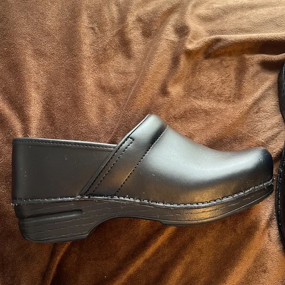 Dansko slip-resistant leather clog - Picture 3 of 6